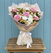 Букет цветов из:  Гвоздики, Орхидеи и Розы в Красноборске