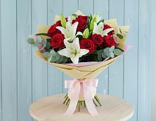 Букет цветов из:  Лилии и Розы в Красноборске