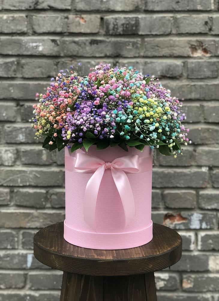 Цветочная композиция из Гипсофила и Розы в шляпной коробке в Красноборске