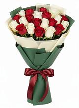 Букет Микс из красных и белых роз в Красноборске