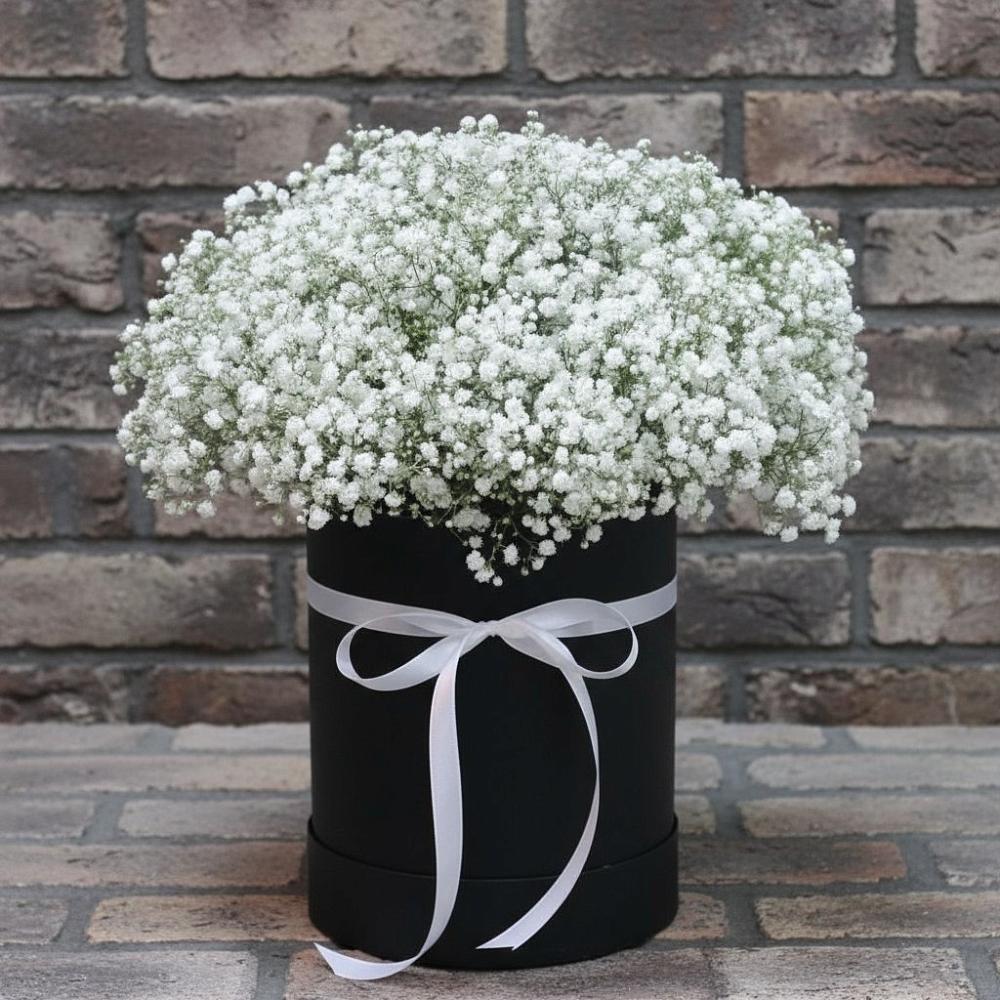 Цветочная композиция из Гипсофила в шляпной коробке в Красноборске