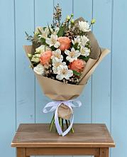 Букет цветов из:  Альстромерии, Лизиантусы, Розы и Хризантемы в Красноборске