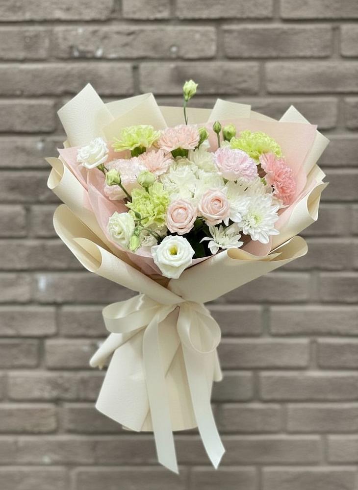 Букет цветов из: Гвоздики, Розы, Лизиантусы и Хризантемы в Красноборске