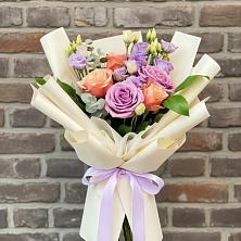 Букет цветов из:  Лизиантусы и Розы в Красноборске