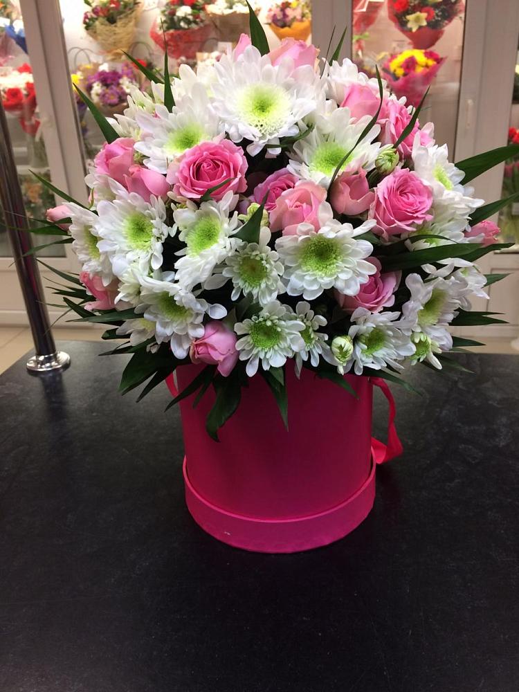 Цветочная композиция из Розы и Хризантемы в шляпной коробке в Красноборске