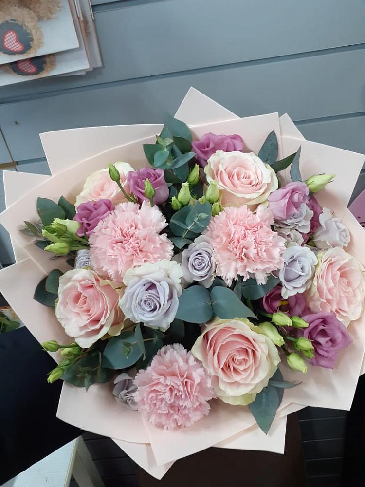 Букет цветов из: Розы, Гвоздики и Лизиантусы в Красноборске