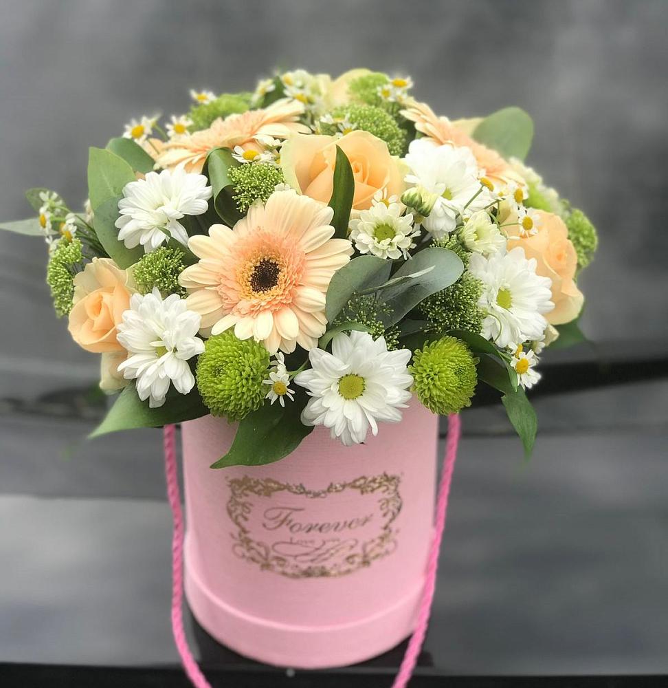 Цветочная композиция из Розы, Герберы и Хризантемы в шляпной коробке в Красноборске