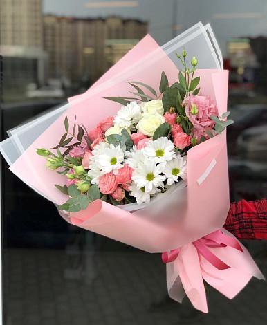 Букет цветов из: Розы, Лизиантусы и Хризантемы в Красноборске