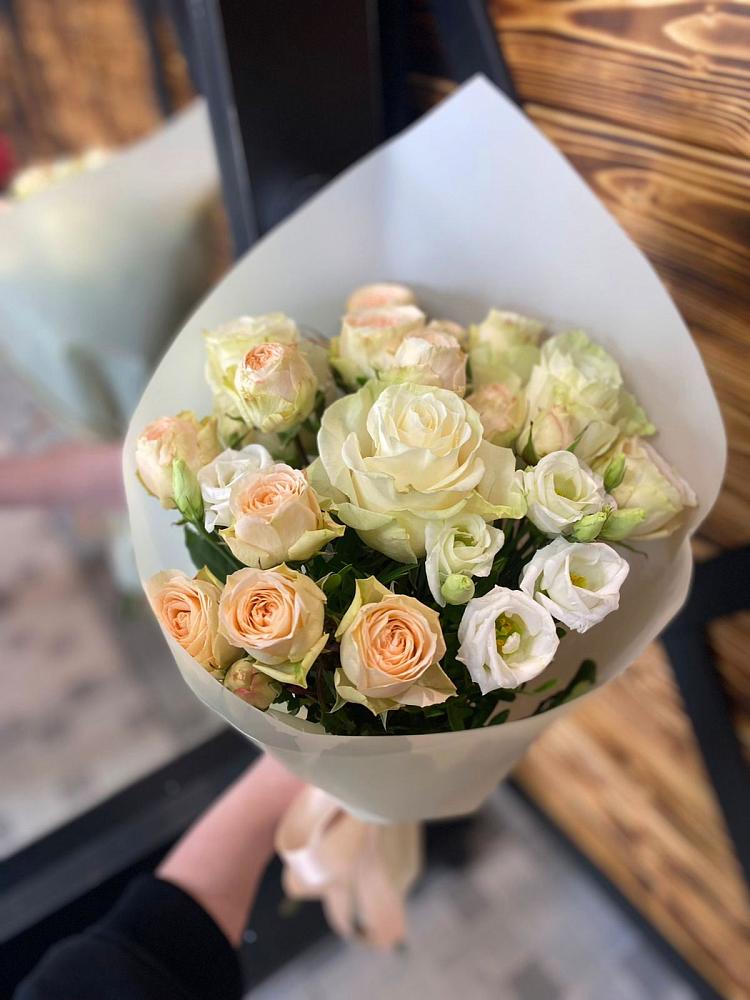 Букет цветов из: Розы и Лизиантусы в Красноборске